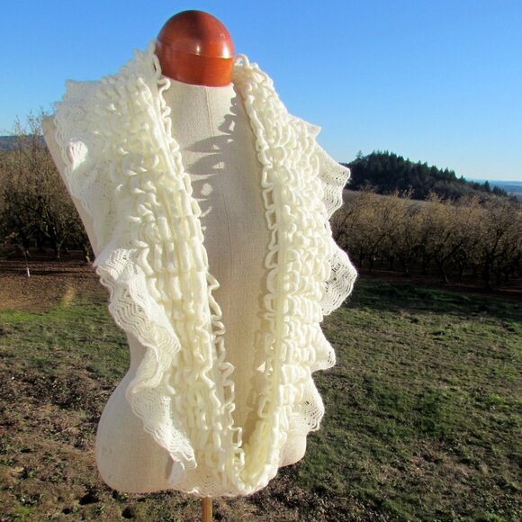 INFINITY SCARF, SOFT WHITE LACY KNITTED ELEGANT BEAUTIFUL NECK SCARF, NWOT - Picture 2 of 6